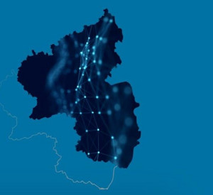 Abbildung des Bundeslandes Rheinland-Pfalz als blau eingefärbte Fläche auf einem mittelblauen Hintergrund.